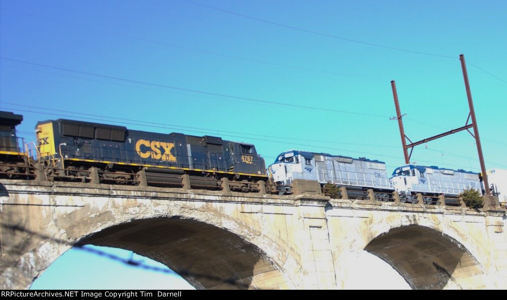 CSX 4767 + 2 Amtrak's on M403